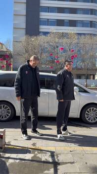 来看看三位大哥在路边等谁？老朋友又相聚啦！