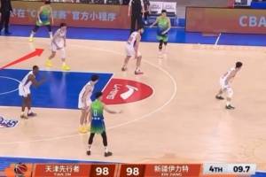 啥情况？新疆打平最后一防送无脑罚球 齐麟疑似喊队友主动犯规